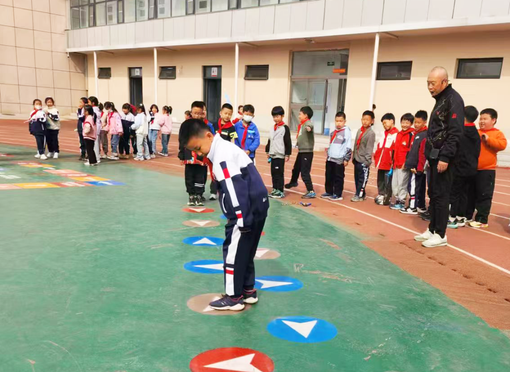 走访观察：中小学生每天在校im电竞入口运动时间如何达2小时
