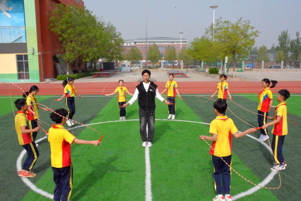 走访观察：中小学生每天在校im电竞入口运动时间如何达2小时(图3)